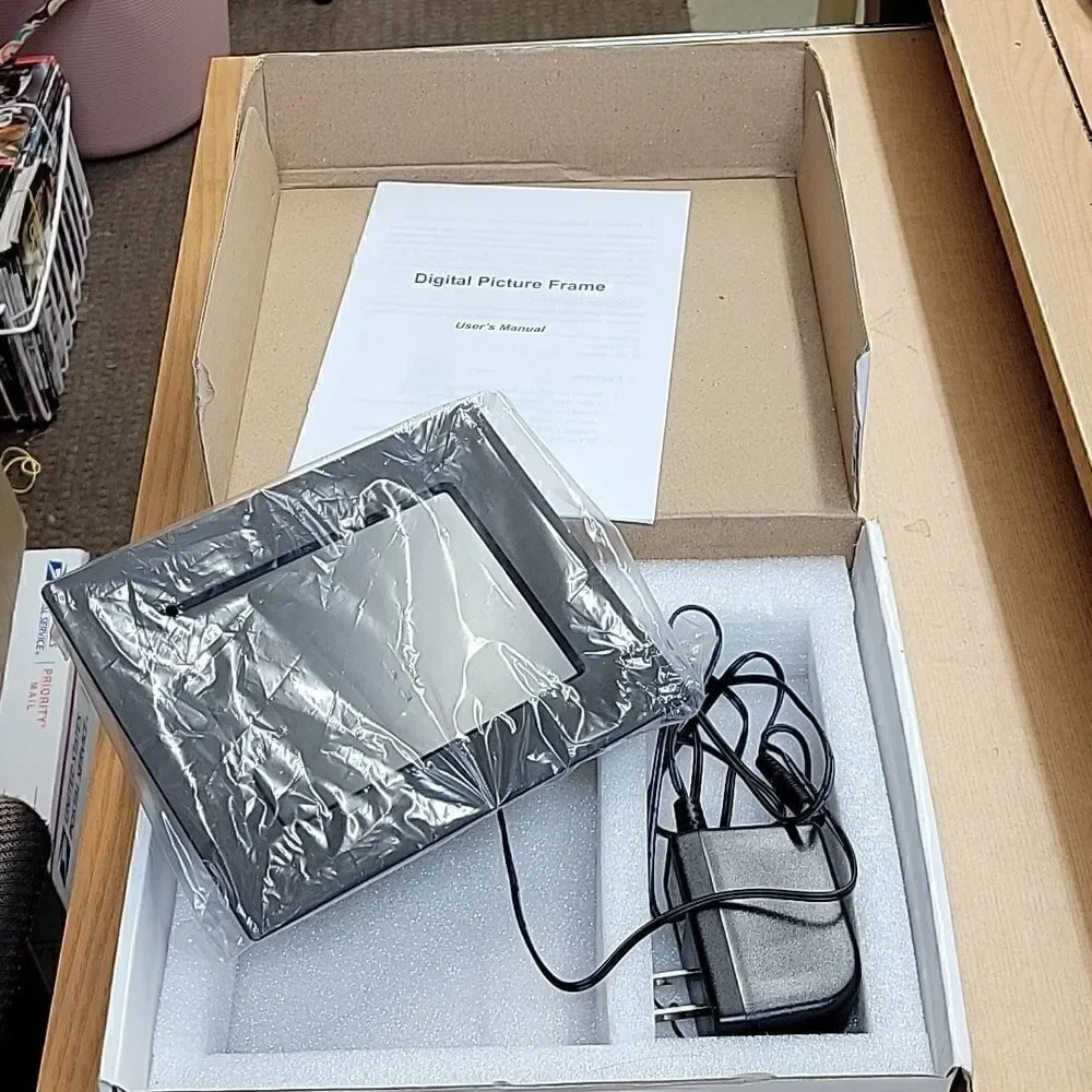 3 Digital Photo Frames..2 are new in box‎